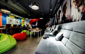 Лофт-зал с супергеройскими персонажами