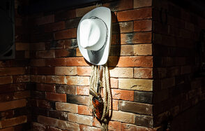 Лофт зал в стиле вестерна  