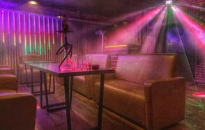 Forest(Лес). Лофт-пространство с диванами и столом. На столе кальян и стаканы. Вертикальные светодиоды на стене, разноцветные лазеры на потолке. Стены из темного кирпича, пол из темного дерева. Теплое, разноцветное освещение, эффект дыма.