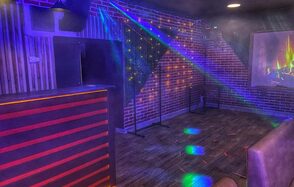 Forest(Лес). Кирпичные стены с деревянной панелью, стойка с подсветкой, деревянный пол, потолочные светильники, лазерное освещение, светодиодный проектор с изображением камина.