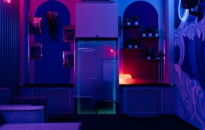 Rubin Loft (Рубин Лофт). Зал Токио. Зона отдыха с приглушенным светом, мебелью с мягкой обивкой и неоновыми акцентами. На стенах полки с растениями и декоративными элементами. Доминируют синие и розовые оттенки, имеются зеркала и абстрактные узоры.