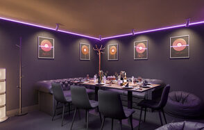 Концептуальный лофт-зал с выходом на веранду