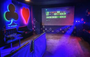 Rave(Рейв). Тёмное помещение с проектором и экраном на стене, оформленное в карточной тематике. Неоновая подсветка в виде треф и сердечка. Чёрные кожаные диваны и столики. Декорации карт на стенах. Мягкое ковровое покрытие. Цвета: чёрный, синий, красный, фиолетовый.