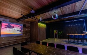 Стильный лофт с фотозоной и выходом на залив