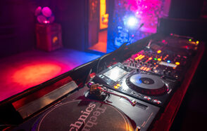 Клуб с профессиональным звуковым оборудованием