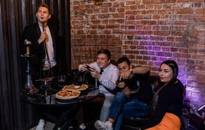 Стильная лаундж комната с приставкой