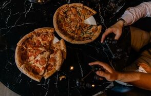 Стильная лаундж комната с приставкой