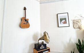 Уютное пространство с большими окнами 