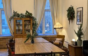 Уютное пространство с большими окнами 