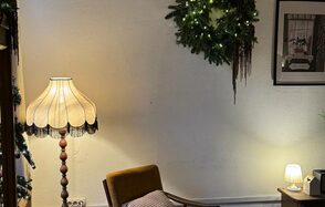 Уютное пространство с большими окнами 