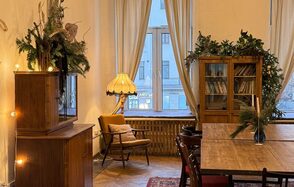 Уютное пространство с большими окнами 