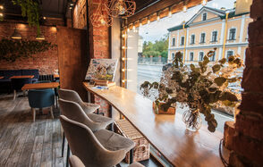 Эко-лофт с зелеными растениями