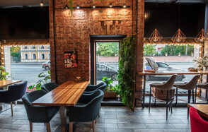 Эко-лофт с зелеными растениями