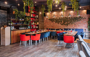 Эко-лофт с зелеными растениями