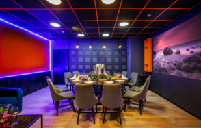 Imperial. Праздничный лофт-зал с большим столом