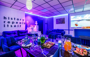 Liberty. Яркий лофт-зал в бело-синем оформлении 