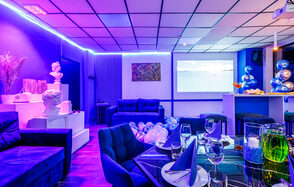 Liberty. Яркий лофт-зал в бело-синем оформлении 