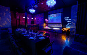 Лофт в стиле казино с покерным столом