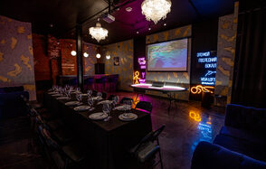 Лофт в стиле казино с покерным столом