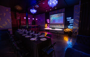 Лофт в стиле казино с покерным столом