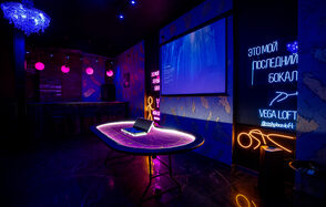 Лофт в стиле казино с покерным столом