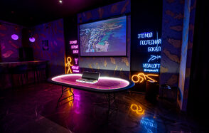 Лофт в стиле казино с покерным столом