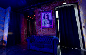 Лофт в стиле казино с покерным столом