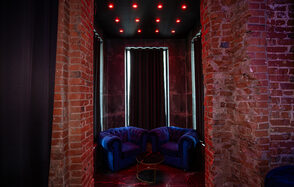 Лофт в стиле казино с покерным столом