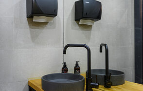 Б. 23 Светлое кафе под закрытие 