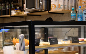 Б. 23 Светлое кафе под закрытие 