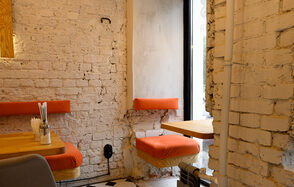 Б. 23 Светлое кафе под закрытие 