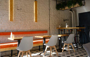 Б. 23 Светлое кафе под закрытие 