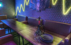 Bee-lounge(Пчела-лаундж). Пространство с длинным деревянным столом, окружённым кожаными диванами. На столе кальян и стеклянная посуда. Стена с узором из шестиугольников с неоновыми линиями и картинами. Преобладают тёмно-синие и коричневые оттенки.