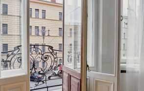 Светлая фотостудия с циклорамой 