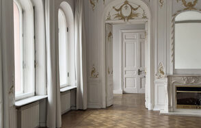 Светлая фотостудия с циклорамой 