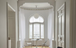 Светлая фотостудия с циклорамой 