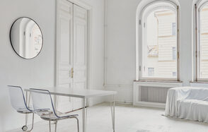 Светлый зал с растениями