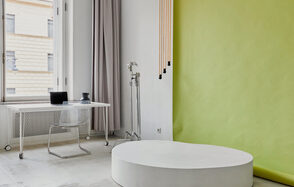 Светлый зал с растениями