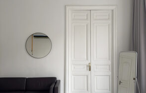 Светлый зал с растениями