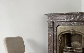 Светлый зал с растениями