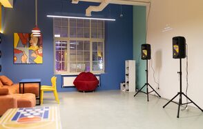 Красочный лофт-зал