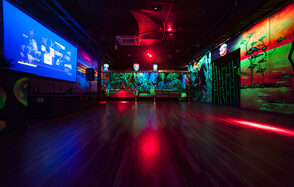 Тёмный лофт с танцполом