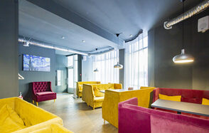 Яркий лаундж паб под закрытие