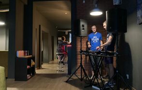 Яркий лаундж паб под закрытие