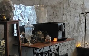 Поэт Уютный лофт с большими окнами