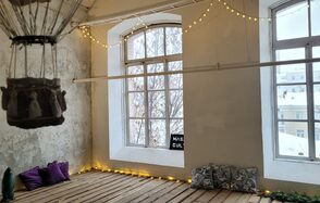 Поэт Уютный лофт с большими окнами