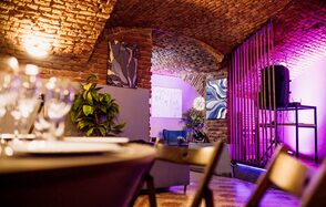 Basement Loft New Holland. Пространство со сценой