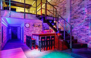 Двухуровневый лофт с витражным остеклением