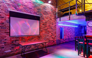 Двухуровневый лофт с витражным остеклением