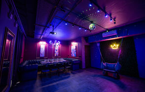 Неоновый лофт-зал